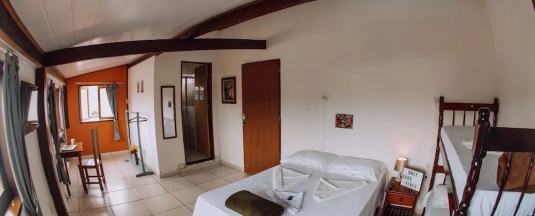 Четырёхместный номер Standard с видом на бассейн в Carpe Diem Hostel