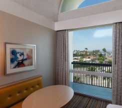 Двухместный номер корпус 1 с видом на город (2 отдельные кровати) в Howard Johnson by Wyndham Anaheim Hotel and Water Playground