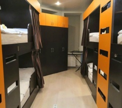 Orange - Нижнее спальное место в общей комнате для мужчин и женщин (6 капсул) в Mariel