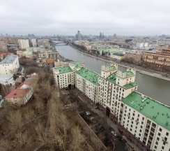 2-комнатные апартаменты улучшенные Улучшенные апартаменты с гостиной видом на реку в Изба на Котельнической набережной