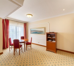 Дипломат в Валентина