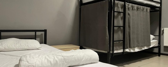 Кровать в 4-местном общем мужском номере в Зорька