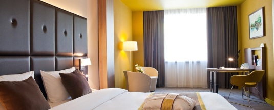 Номер Executive Suite c большой двуспальной кроватью в МЕРКЮР ТЮМЕНЬ ЦЕНТР