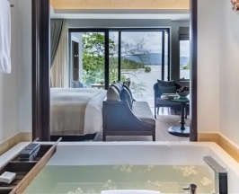 Двухместный Люкс с бассейном Grand с видом на море двуспальная кровать в Anantara Layan Phuket Resort