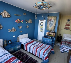 Кровать в 3-местном общем мужском номере Кусто в Дом Радости