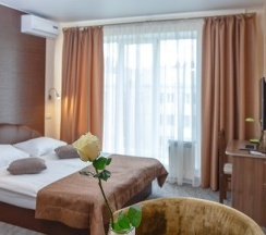 Комфорт с большой кроватью и двумя креслами в Panda City