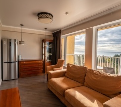 Двухместный полулюкс (Главный корпус) с 2 комнатами с балконом двуспальная кровать в Литфонд