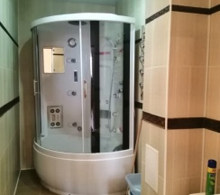 Люкс с 2 комнатами с балконом и с красивым видом из окна в Актай