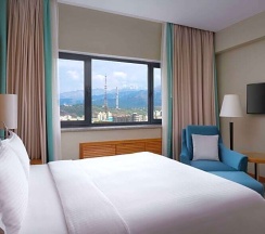 Двухместный room Guest семейный двуспальная кровать в DoubleTree by Hilton Almaty