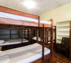 Кровать в общем номере в Kamuning Hostel
