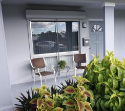 Коттедж с 2 комнатами в Private designer 8 room art getaway 2 Br-2Ba Full Kitchen Barbecue Patio 2min to beach