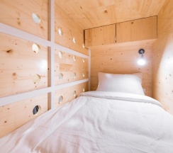 Кровать в общем номере с балконом в Nornyaowarat Hostel
