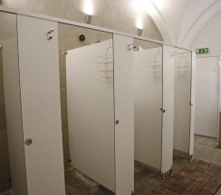 Кровать в общем номере с красивым видом из окна в Lost Inn Lisbon Hostel