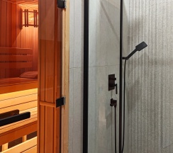 Семейный коттедж с балконом и с красивым видом из окна в Калайчев двор