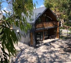 Коттедж с 3 комнатами с балконом и с красивым видом из окна в Лазурный берег