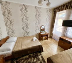 Трехместный номер с балконом в Десятка