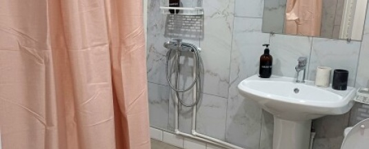 Комфорт с двуспальной кроватью , душем,туалетом в Аршан