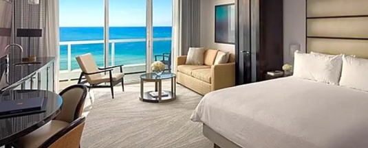 Двухместный полулюкс с балконом и oceanfront (двуспальная кровать) в Fontainebleau Miami Beach