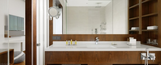 Двухместный номер Classic с балконом и с видом на реку двуспальная кровать в Minsk Marriott Hotel