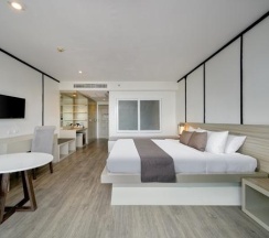 Двухместный номер Deluxe с видом на море двуспальная кровать в Andamantra Resort and Villa Phuket