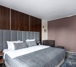 Люкс с балконом, гидромассажной ванной и видом на город в V Hotel&Rooftop lounge
