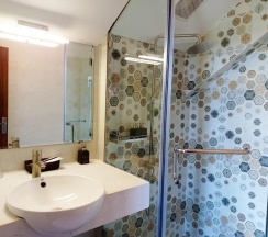 Номер Deluxe в Amia Hotel
