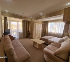 Джуниор сюит с балконом  и видом на город  в Green house