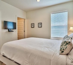 Коттедж с 4 комнатами с видом на море в Beach Nest 4 Bedroom Holiday Home by Five Star Properties