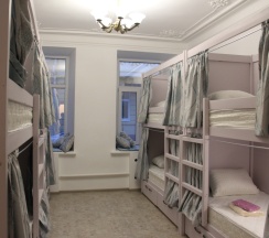 Кровать в общем номере в Рус