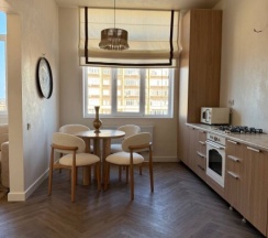 Просторная студия 43 м² с этническими акцентами и видом на море. в Как Дома 05