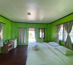 Двухместное бунгало с видом на море двуспальная кровать в Kinnaree Resort Koh Kood