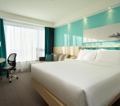 Номер стандарт с 1 двуспальной кроватью и диваном в Hampton by Hilton Moscow Strogino