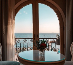 Двухместный номер Deluxe с видом на море двуспальная кровать в Отель Seven Hills Palace