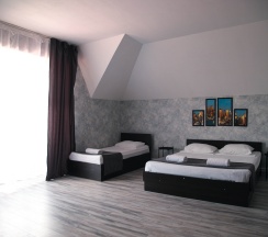 Трехместный номер с двуспальной и односпальной кроватью в Новый город