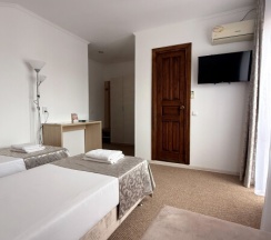 Номер с двумя односпальными кроватями и балконом в Киви