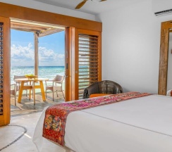 Двухместный Beach House Plunge Pool двуспальная кровать в Shangri-la Caribe Beach Village Resort