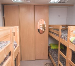 Кровать в 6-местном общем мужском номере в Гермес