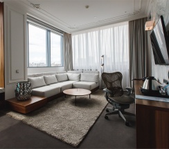 Номер категории «Люкс» с большой кроватью (King size) в Hilton Garden Inn Volgograd