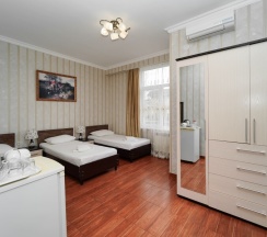 Трёхместная комната с тремя односпальными кроватями в Чайка