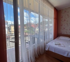 Комната улучшенная с 1 односпальной и 1 двуспальной кроватью в Марлита