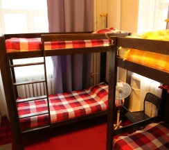 Кровать в общем номере с красивым видом из окна в Хостел Loft Minsk