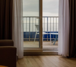 Двухместный номер Стандарт Мансарда с балконом двуспальная кровать в Афалина