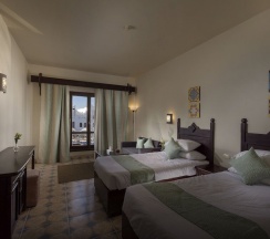Четырёхместная семейная студия c 1 комнатой с видом на бассейн в Mazar Resort & Spa