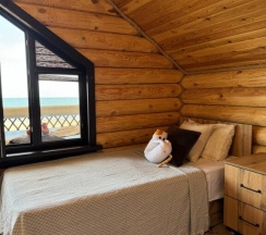 Коттедж с балконом и с красивым видом из окна в Domik_05