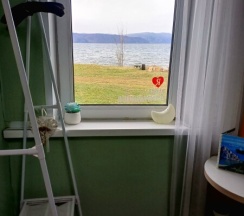 Номер с видом на озеро с двуспальной кроватью,душ и туалет на два номера. в Аршан