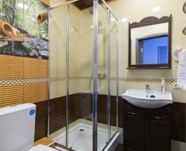 204 - Улучшенный номер с кроватью размера "king-size", бесплатная стоянка в House on Potapova
