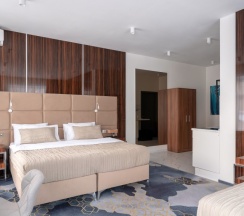 Апартаменты для 5 гостей в V Hotel&Rooftop lounge