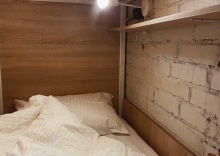 Одноместная капсула в 15-местном общем номере в Bird house Hostel