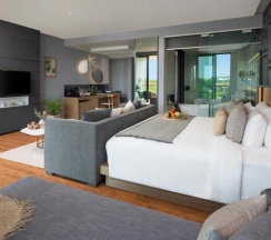 Двухместный Studio Suite Pool Access двуспальная кровать в Отель Wyndham Grand Nai Harn Beach Phuket