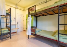 Кровать в общем номере в OYO 928 Leaf Hostel